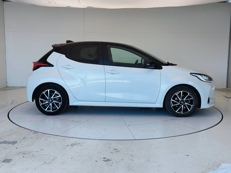 4 - Toyota Yaris Yaris 1.5h Style