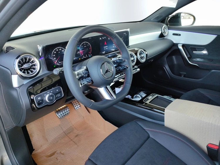 12 - Mercedes-Benz Classe A 180 d Automatic