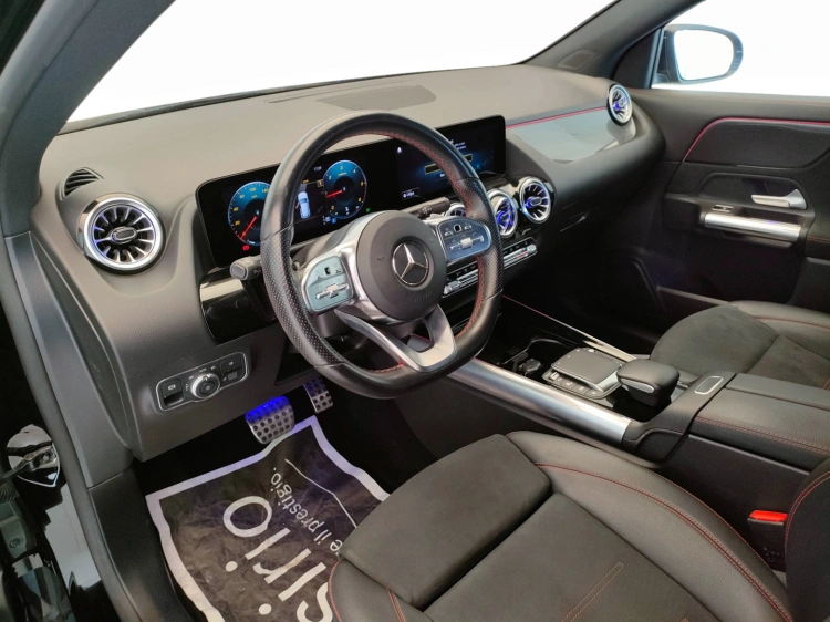 13 - Mercedes-Benz GLA 200 d Premium auto
