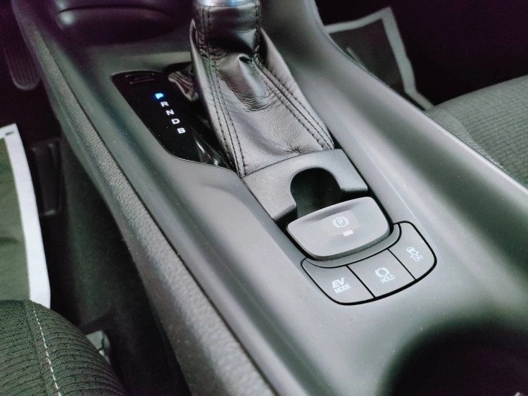 13 - Toyota C-HR C-HR 1.8h Business 2wd e-cvt