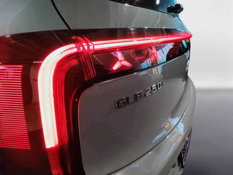 12 - Mercedes-Benz GLB 250+ con tecnologia EQ