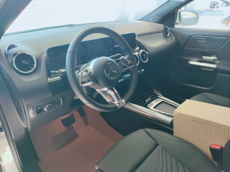 9 - Mercedes-Benz GLA 180 Automatic