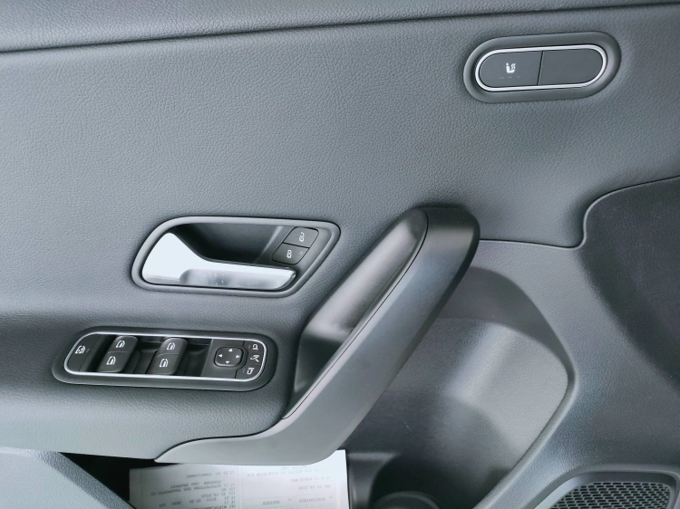 13 - Mercedes-Benz Classe A 180 d Automatic