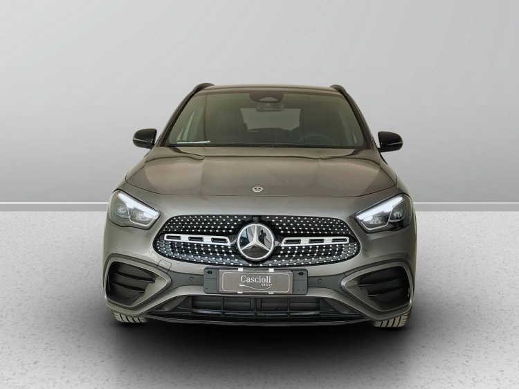 2 - Mercedes-Benz GLA 200 d automatic