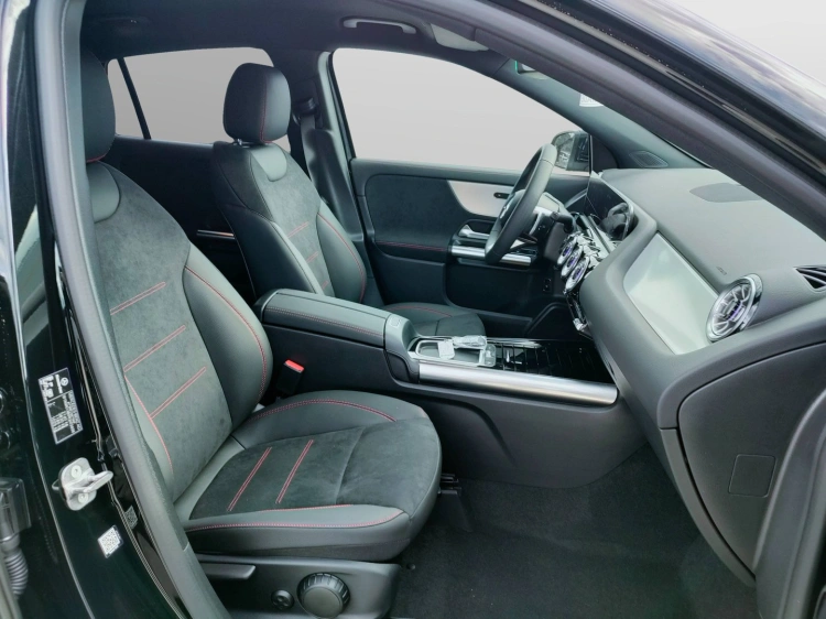 11 - Mercedes-Benz GLA 180  d Automatic