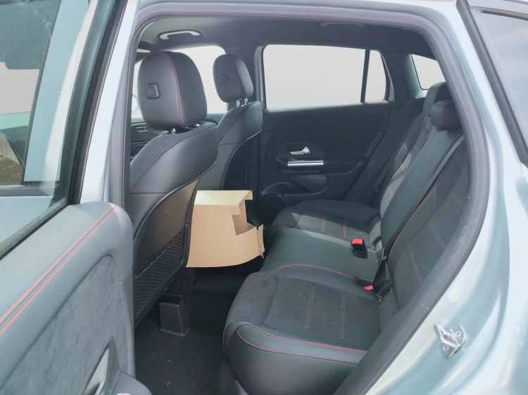 12 - Mercedes-Benz GLA 200 d automatic