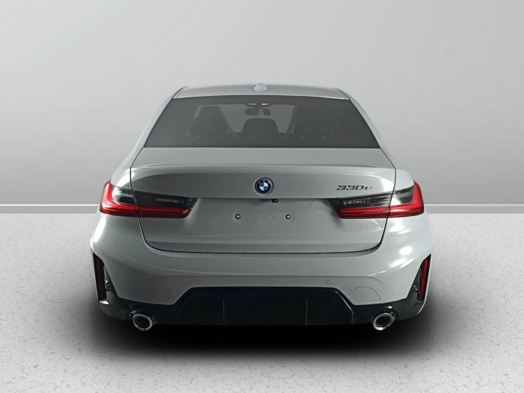 4 - BMW Serie 3 BMW 330e Berlina