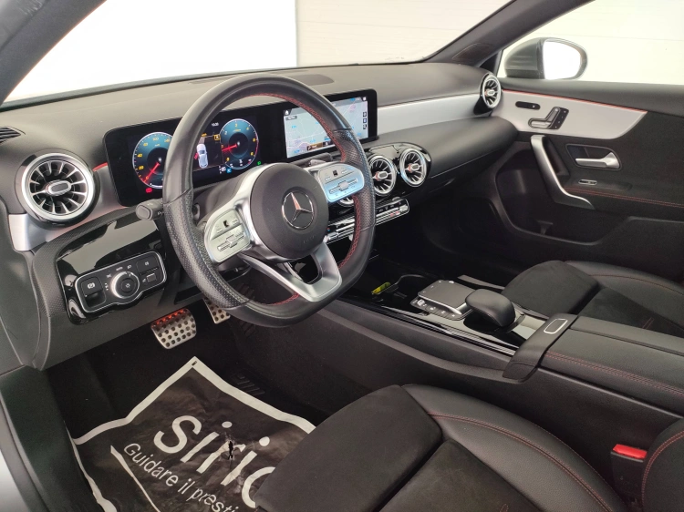 16 - Mercedes-Benz Classe A 200 d Premium auto