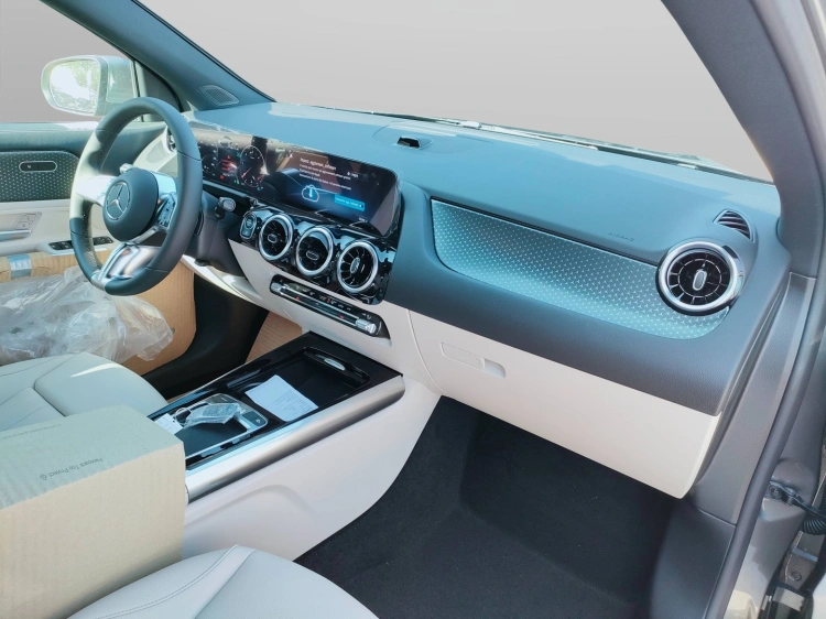 12 - Mercedes-Benz GLA 200 d automatic