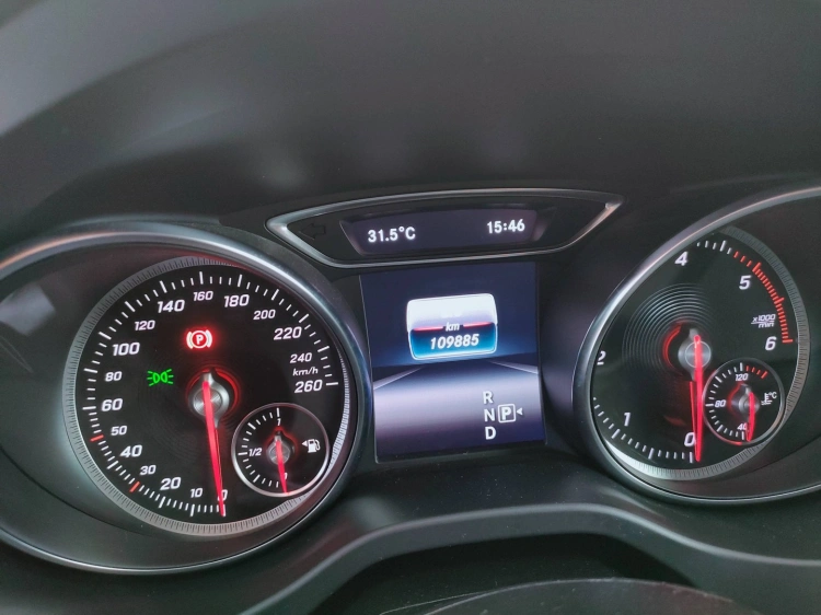 14 - Mercedes-Benz GLA 200 d Business auto