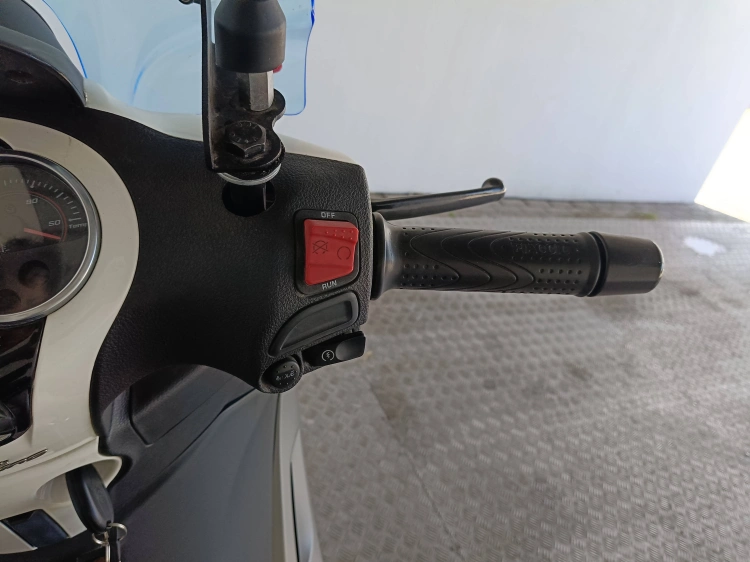 9 - Piaggio Beverly Beverly 350 ie Sport Touring Abs