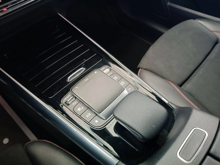 19 - Mercedes-Benz GLA 180 d Premium auto