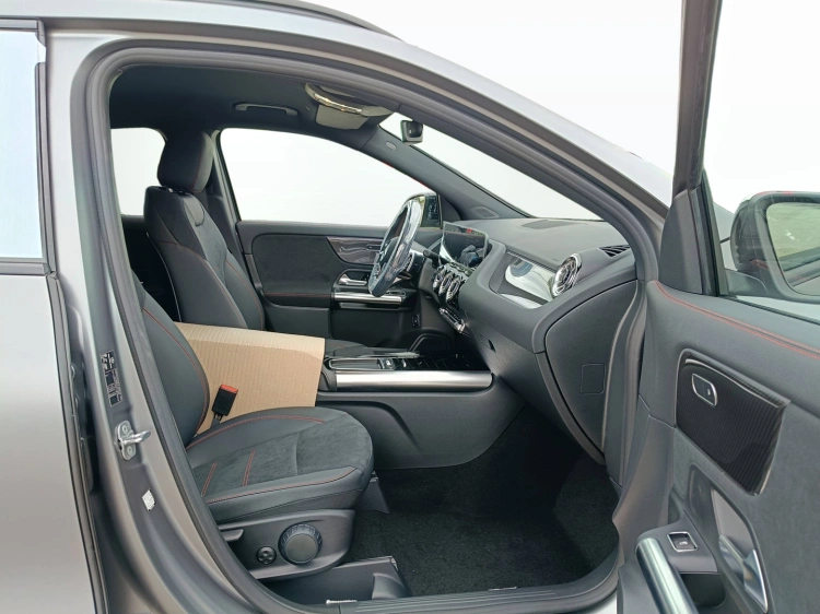 12 - Mercedes-Benz GLA 200 d automatic