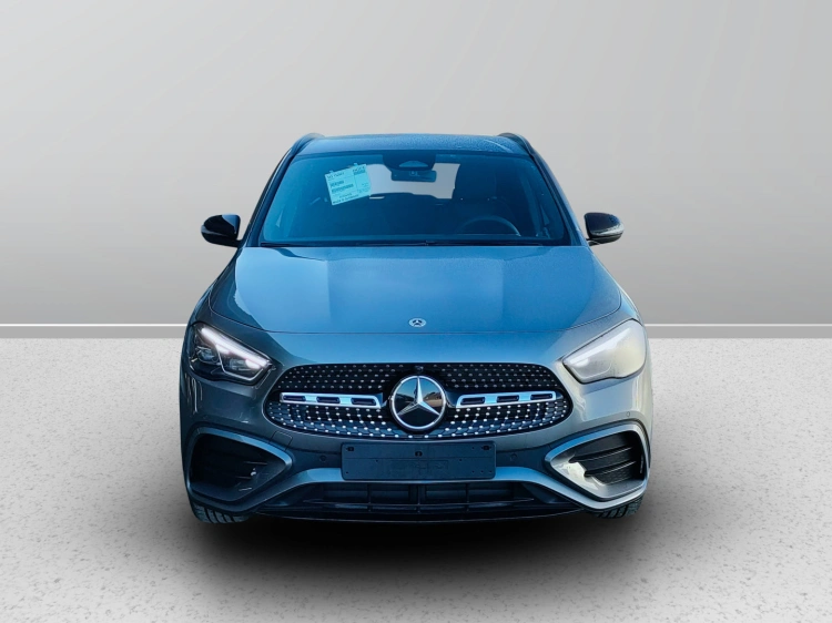 2 - Mercedes-Benz GLA 200 d automatic