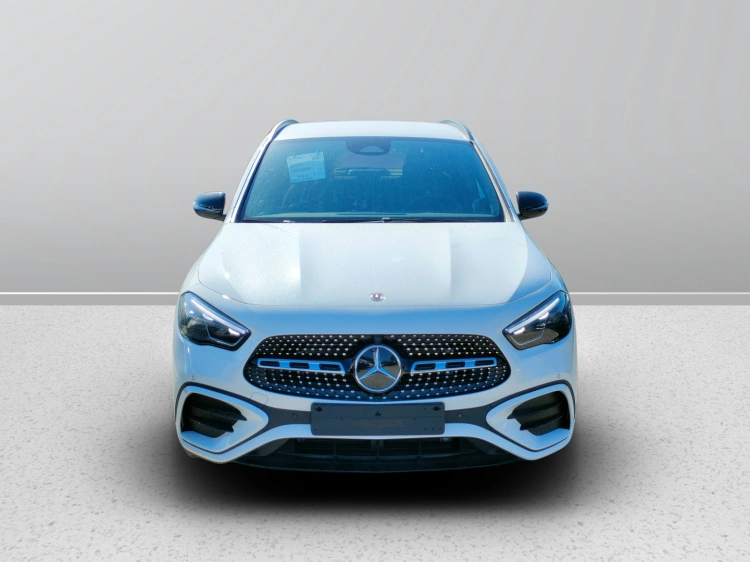 2 - Mercedes-Benz GLA 180  d Automatic