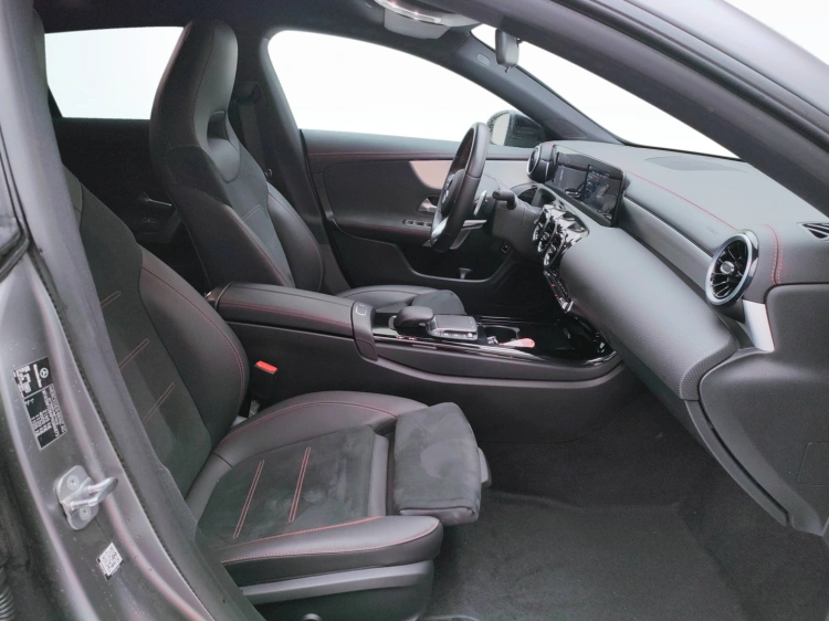 11 - Mercedes-Benz CLA Shooting Brake 200 d Premium 4matic auto
