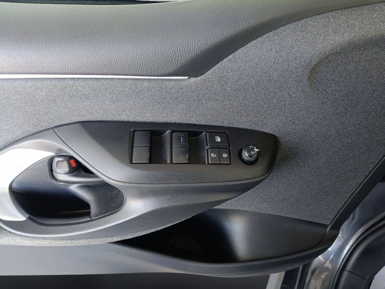 17 - Toyota Yaris Yaris 1.5h Trend