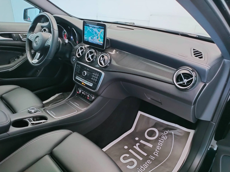 12 - Mercedes-Benz GLA 200 d Night Edition auto