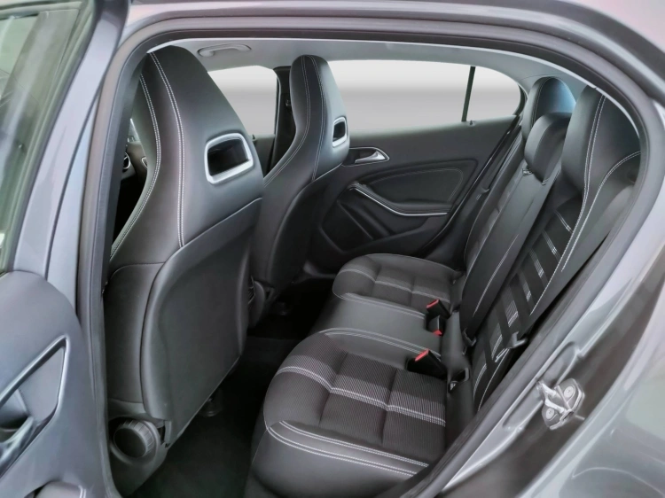 12 - Mercedes-Benz GLA 200 d Sport auto
