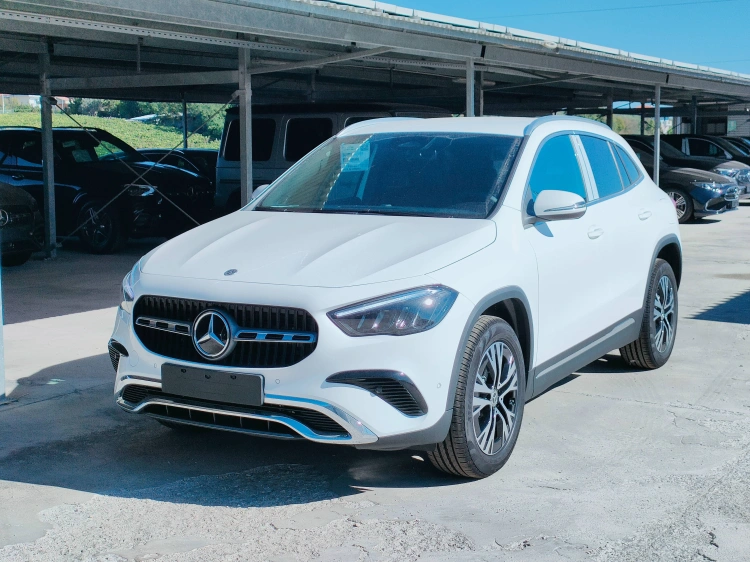 1 - Mercedes-Benz GLA 180 Automatic