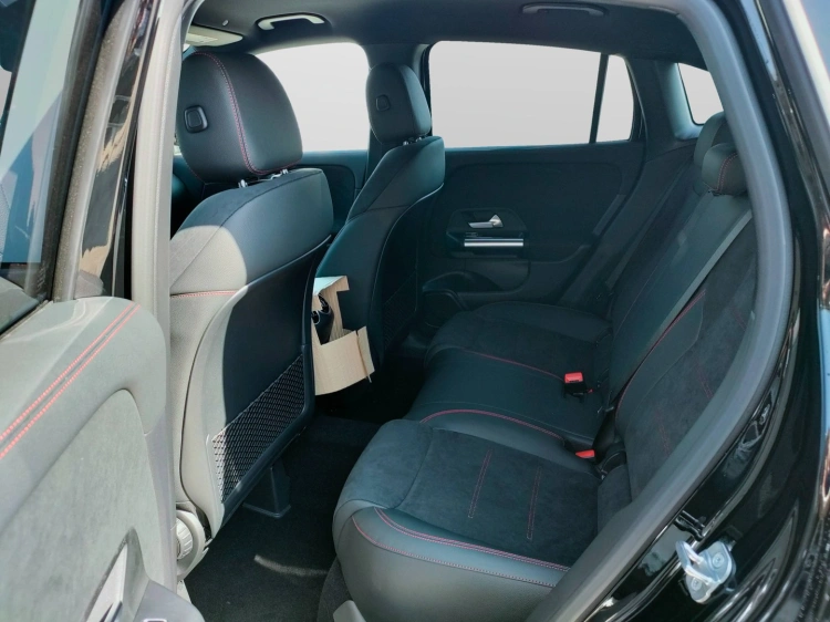 13 - Mercedes-Benz GLA 200 d automatic