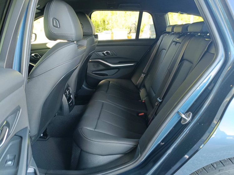 9 - BMW Serie 3 BMW 318d Touring