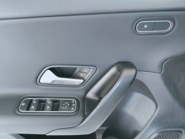 17 - Mercedes-Benz Classe A 180 d Advanced auto