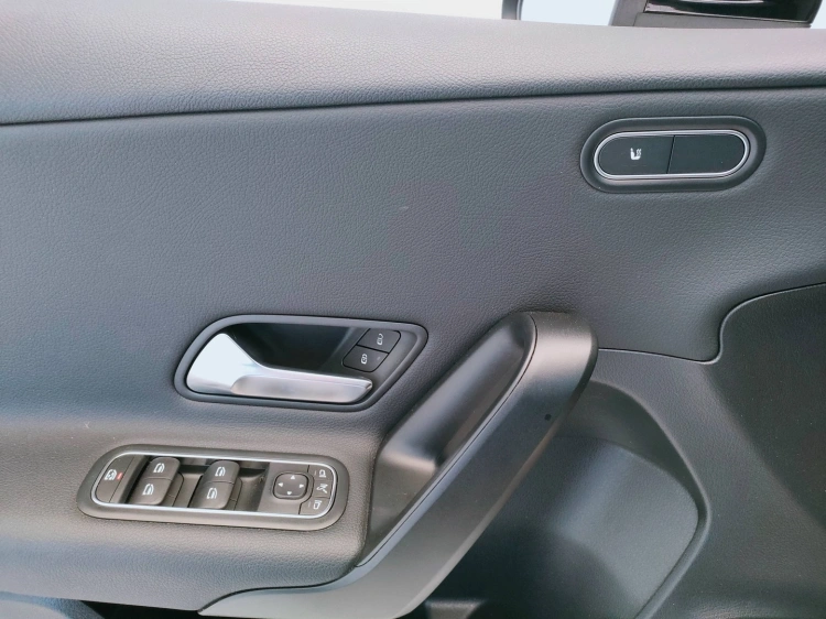 11 - Mercedes-Benz Classe A 180 d Advanced auto