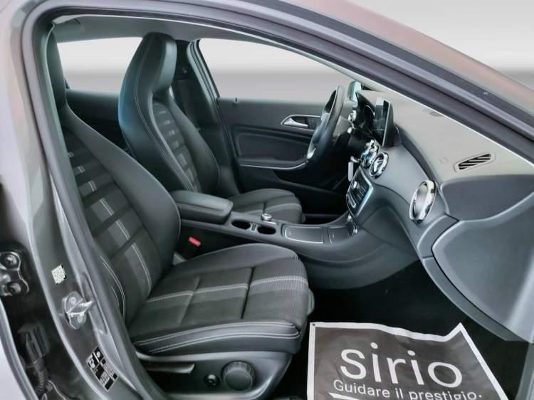13 - Mercedes-Benz GLA 200 d Sport auto