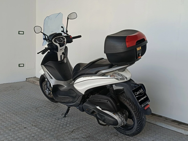 2 - Piaggio Beverly Beverly 350 ie Sport Touring Abs