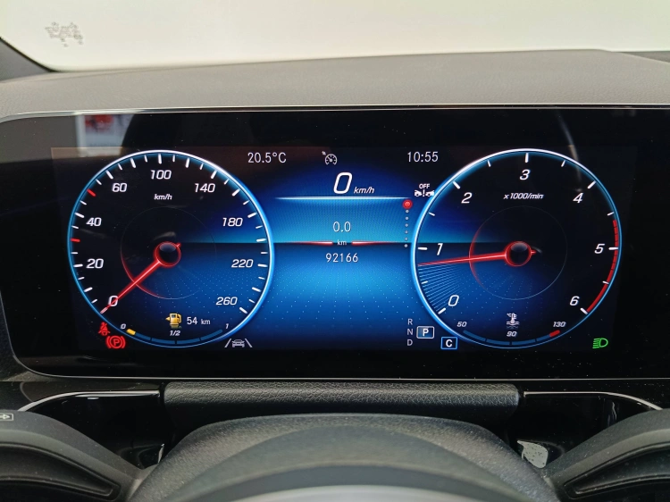 12 - Mercedes-Benz GLA 200 d Premium auto