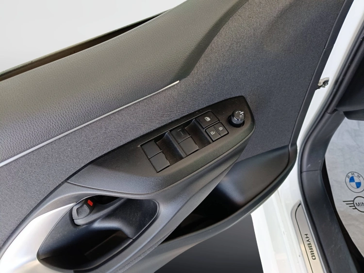 17 - Toyota Yaris Yaris 1.5h Trend