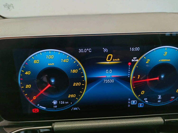 16 - Mercedes-Benz GLA 200 d Premium 4matic auto