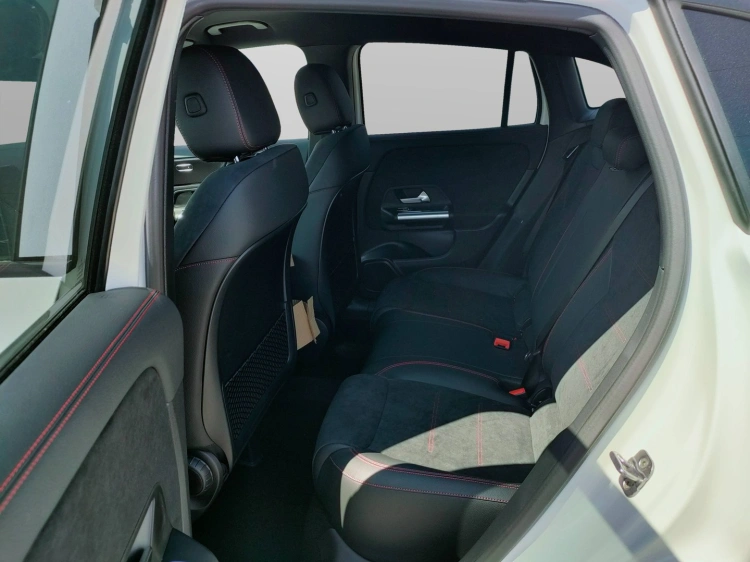 8 - Mercedes-Benz GLA 200 d automatic