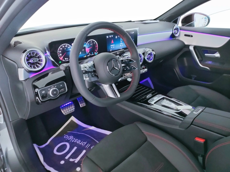 13 - Mercedes-Benz Classe A 200 d Automatic