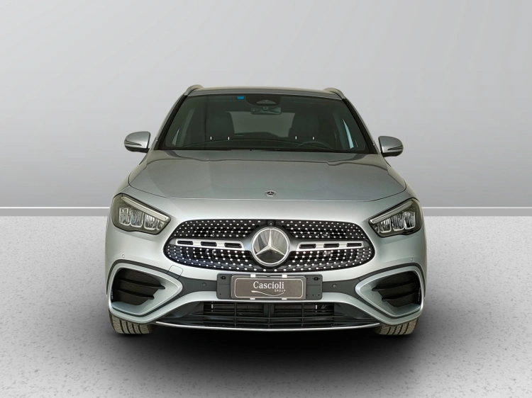 2 - Mercedes-Benz GLA 250 e Plug-in hybrid