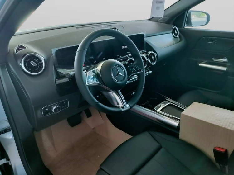 12 - Mercedes-Benz GLA 200 d automatic