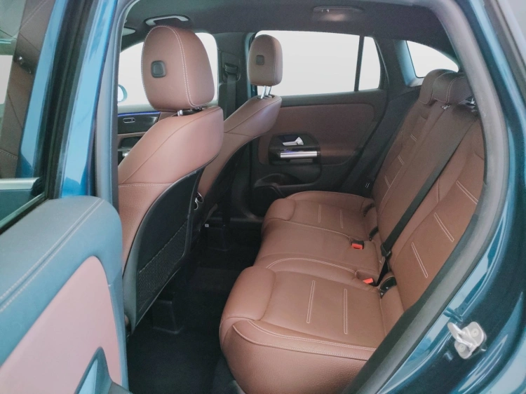 13 - Mercedes-Benz GLA 200 d Premium auto