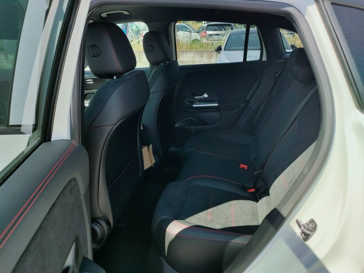 8 - Mercedes-Benz GLA 200 d automatic