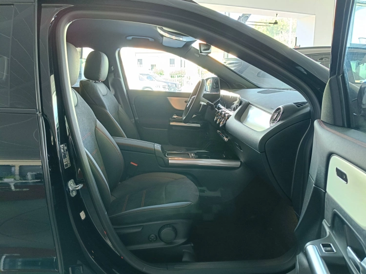11 - Mercedes-Benz GLA 200 d Automatic 4MATIC