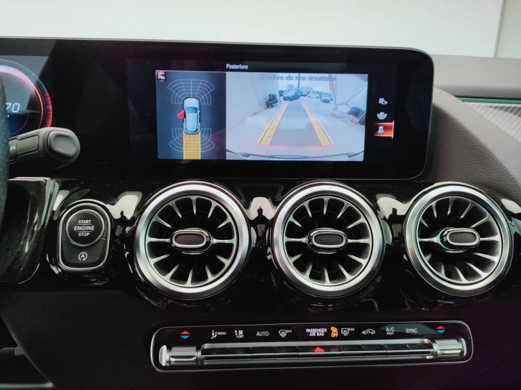 12 - Mercedes-Benz GLA 200 d Premium auto