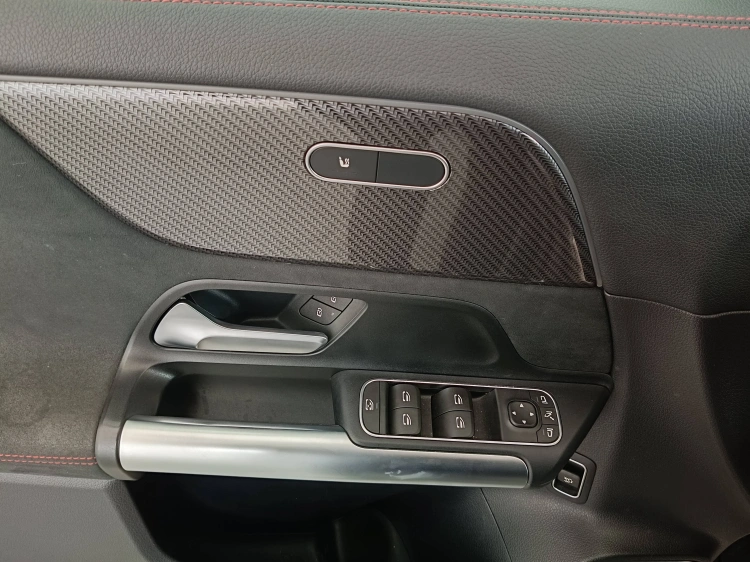 16 - Mercedes-Benz GLA 200 d AMG Line Premium 4matic auto