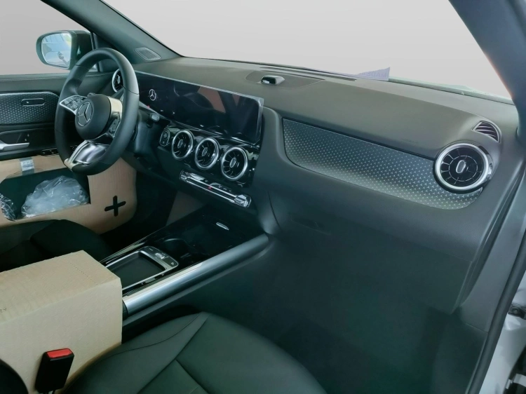 11 - Mercedes-Benz GLA 200 d automatic