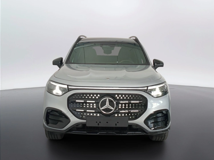 2 - Mercedes-Benz GLB 250+ con tecnologia EQ