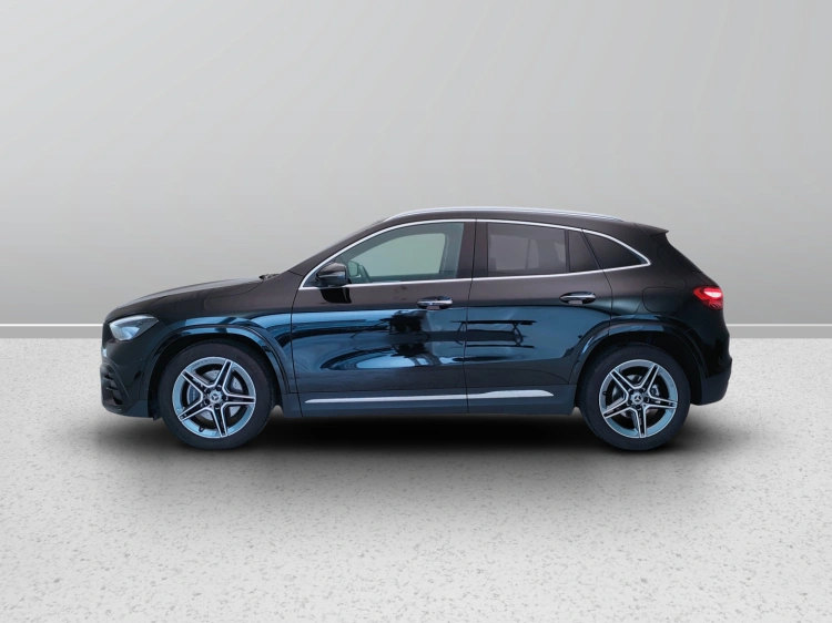 3 - Mercedes-Benz GLA 180  d Automatic