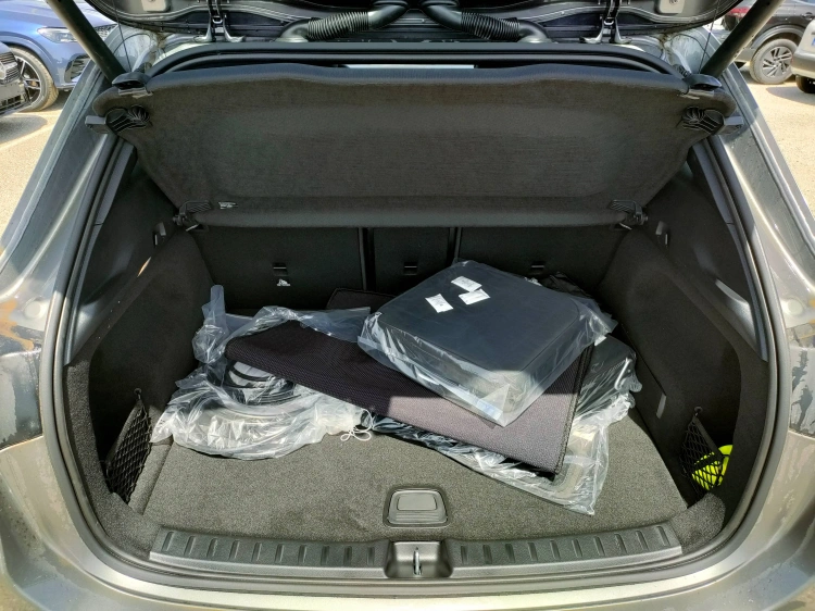 5 - Mercedes-Benz EQA 300 4MATIC