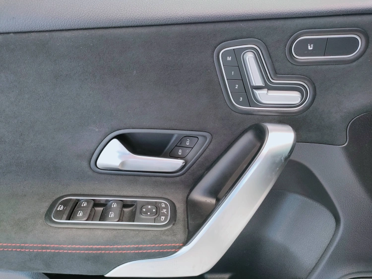 14 - Mercedes-Benz Classe A 180 d Premium auto