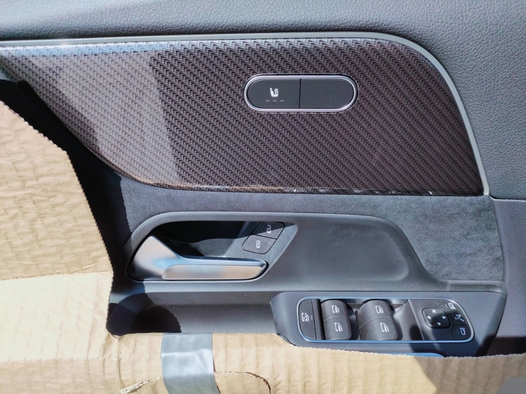 12 - Mercedes-Benz GLA 200 d automatic