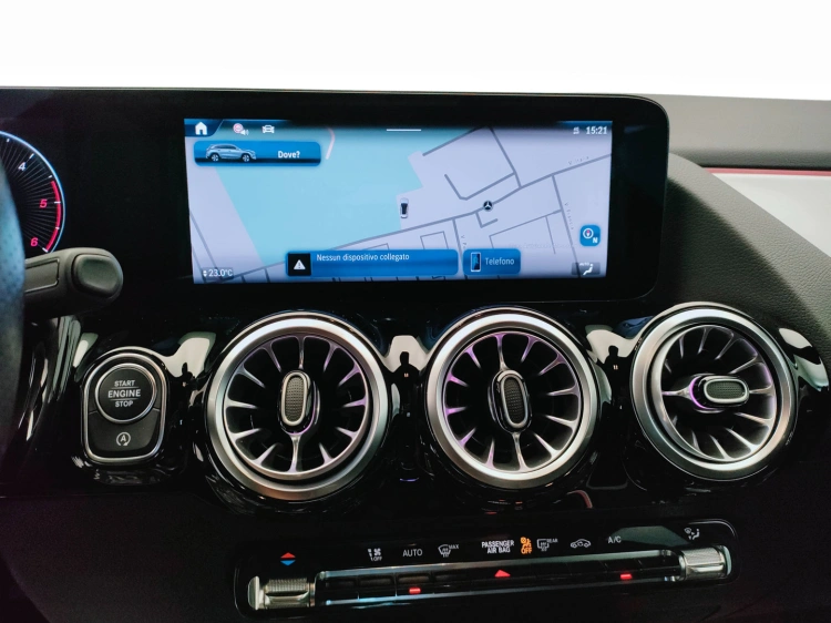 11 - Mercedes-Benz GLA 180  d Automatic