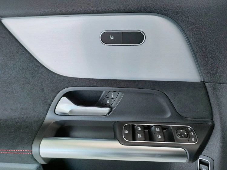 13 - Mercedes-Benz GLA 200 d automatic